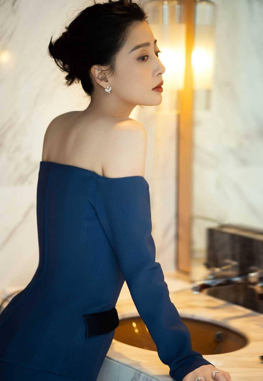 殷桃|被殷桃的身材酸到,穿露肩西装勒出小腰身,人到中年太养眼