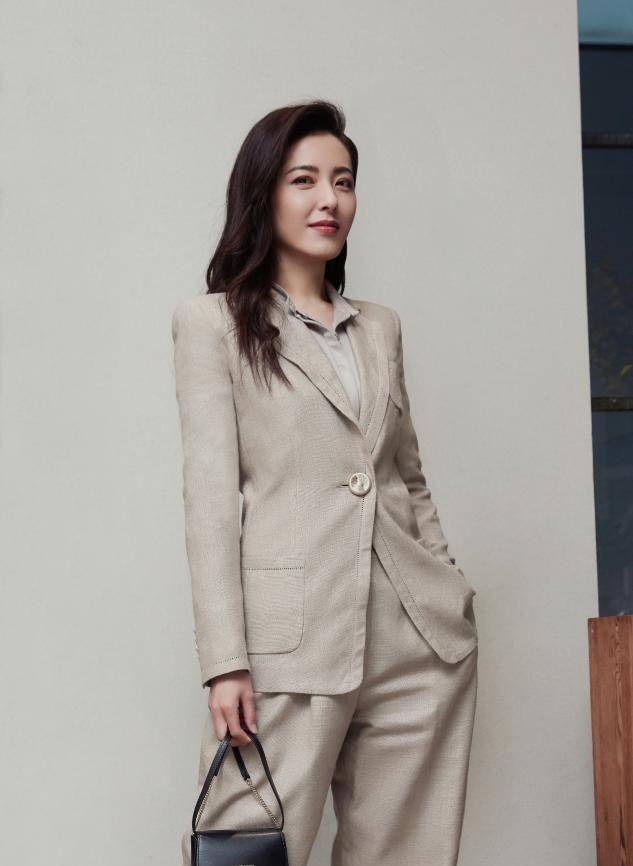 身材|被45岁曾黎惊艳到了！一袭金色束腰裙优雅知性，肤白腿长甜美了