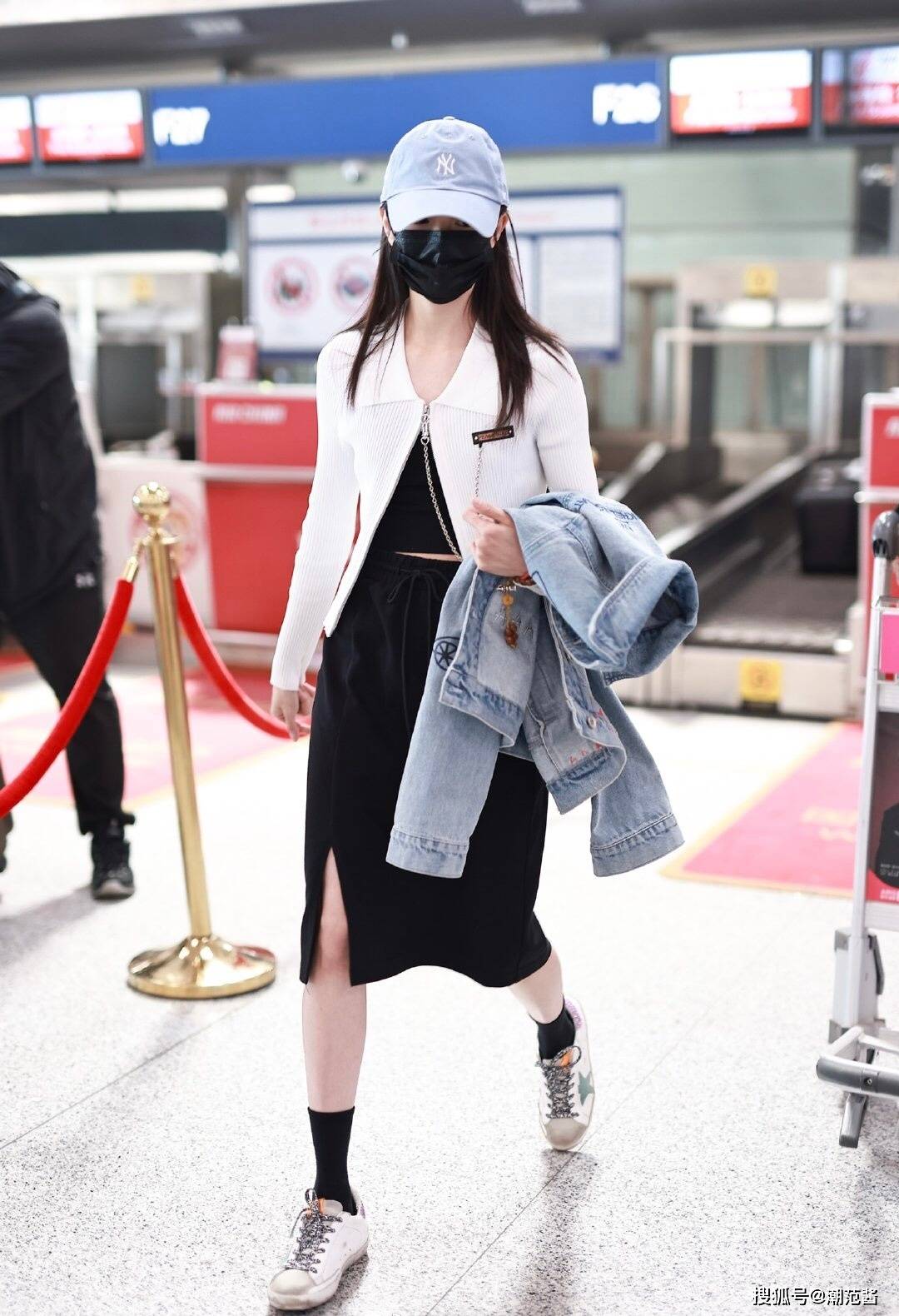 短裙|泡泡袖、小碎花烂大街？跟欧阳娜娜学不会撞衫款裙装穿搭术