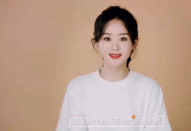 亮点|赵丽颖为消防员点赞！穿白T扎高马尾扮嫩美成校花，时尚感又强了