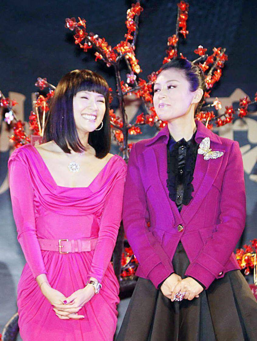 线条美|陈红真不会搭配，虽然颜值和身材保养得都挺好，却非要穿紫色外套