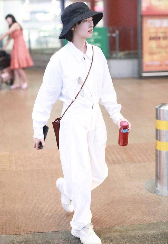 连体|郑爽还是太瘦了,穿连体短裤腰带紧勒,但还时不时需要提提