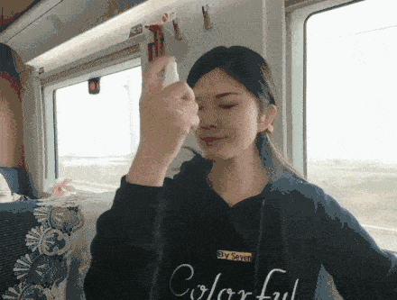 眼睛|眼部保养重在“润”！用它一喷好舒服，细纹慢慢膨了起来