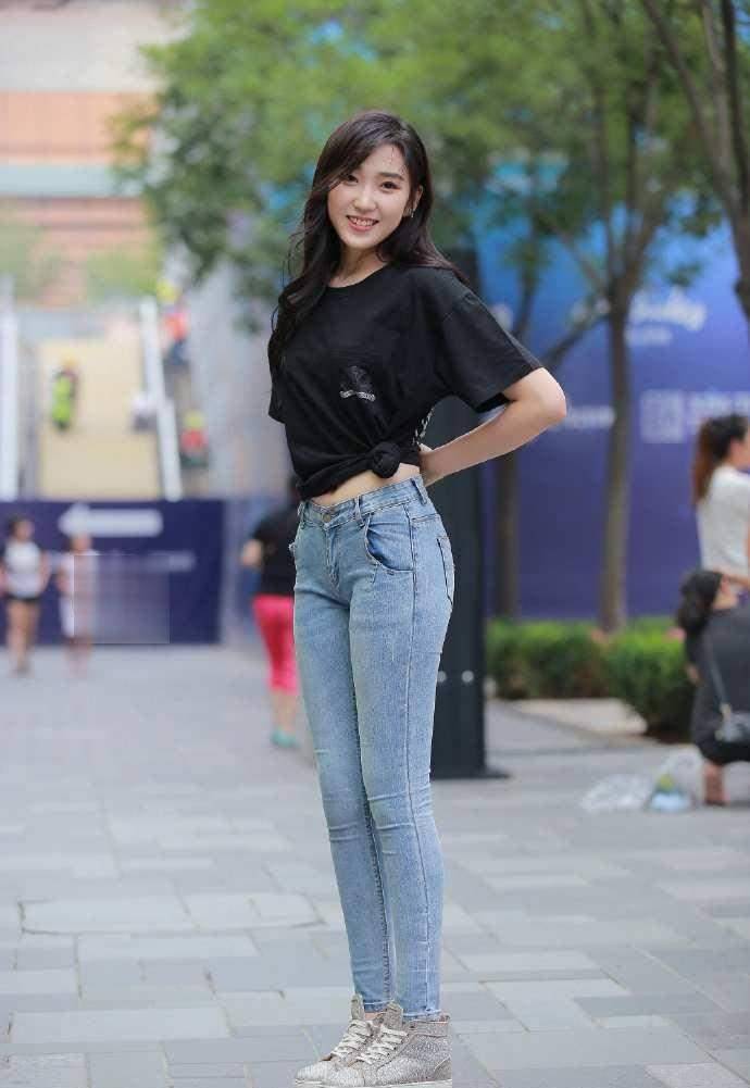 显得|时尚街拍：美女把基础款T恤牛仔，穿出新花样，甜美笑容更亮眼