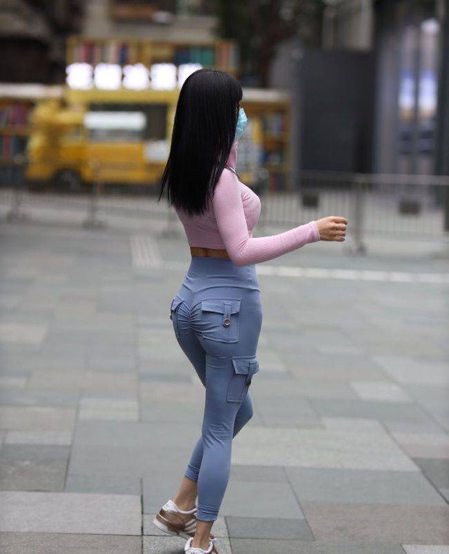 设计|街头美女瑜伽裤搭配粉色针织衫，既时尚又有活力！