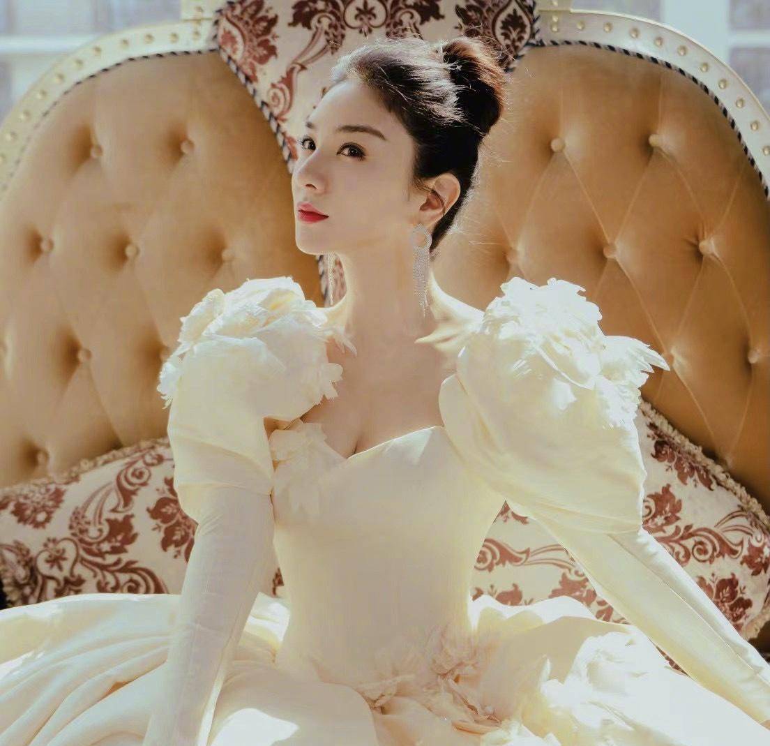 黄奕|黄奕胳膊藏肉有妙招，羊腿袖倍显胳膊纤细，丸子头减龄甜美