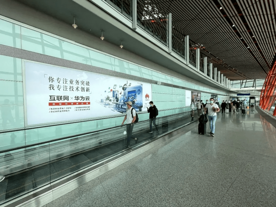 一则机场广告,透露中国云市场变局