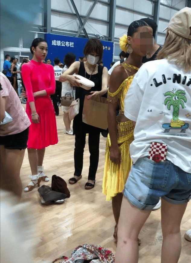 头发|马伊琍跟男性合影放得开，不修饰的脸自然，皮肤蜡黄干瘪像大婶！
