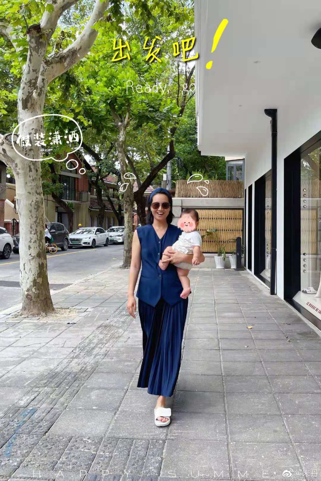母则刚|朱丹首次晒二胎照片，单手抱娃逛街超娴熟，大腹便便产后恢复不理想