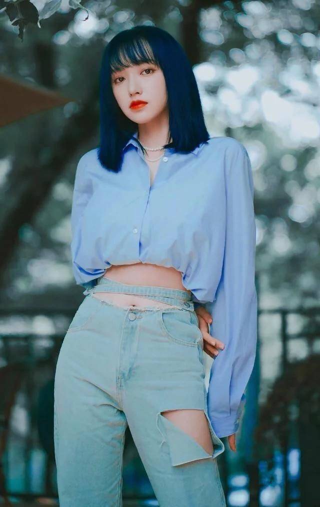 衬衣|程潇气质挺不错，穿“阿姨花衬衣”也不显俗气，拎16万鸟笼包真壕