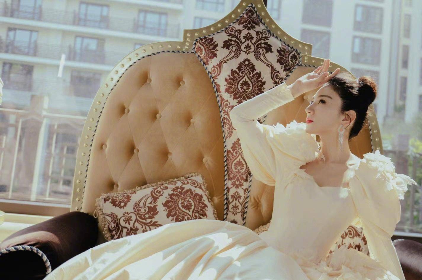 黄奕|黄奕胳膊藏肉有妙招，羊腿袖倍显胳膊纤细，丸子头减龄甜美