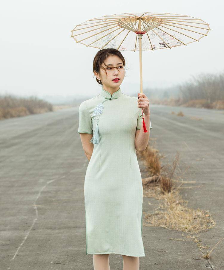 显得|时尚街拍：美女把基础款T恤牛仔，穿出新花样，甜美笑容更亮眼