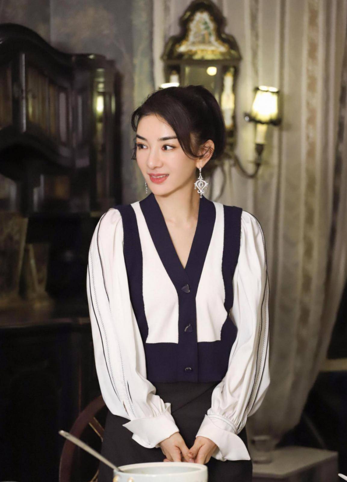 马尾|黄奕还挺会搭配的，穿的裙子甜美像少女，配高马尾好显嫩