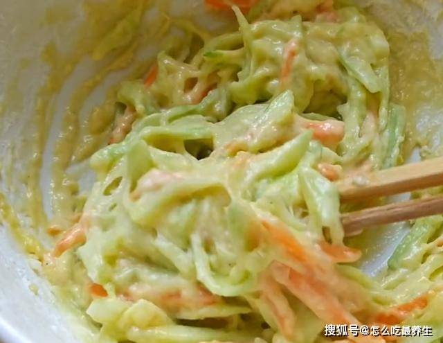 做法|2根黄瓜，2个鸡蛋，8分钟解决全家早餐，开锅一瞬间，口水流下来