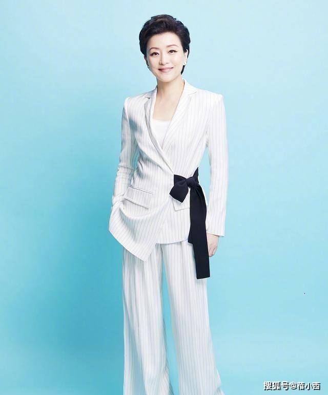职场|杨澜穿衣从不“装嫩”，穿黑西装内搭白衬衫，骨子里透着高级感