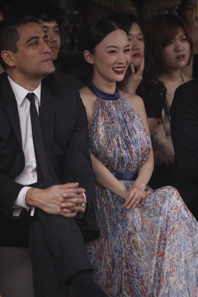 黑色|霍思燕的头肩比真优越，一袭挂脖长裙秀蝴蝶骨，但妆容有点显老了