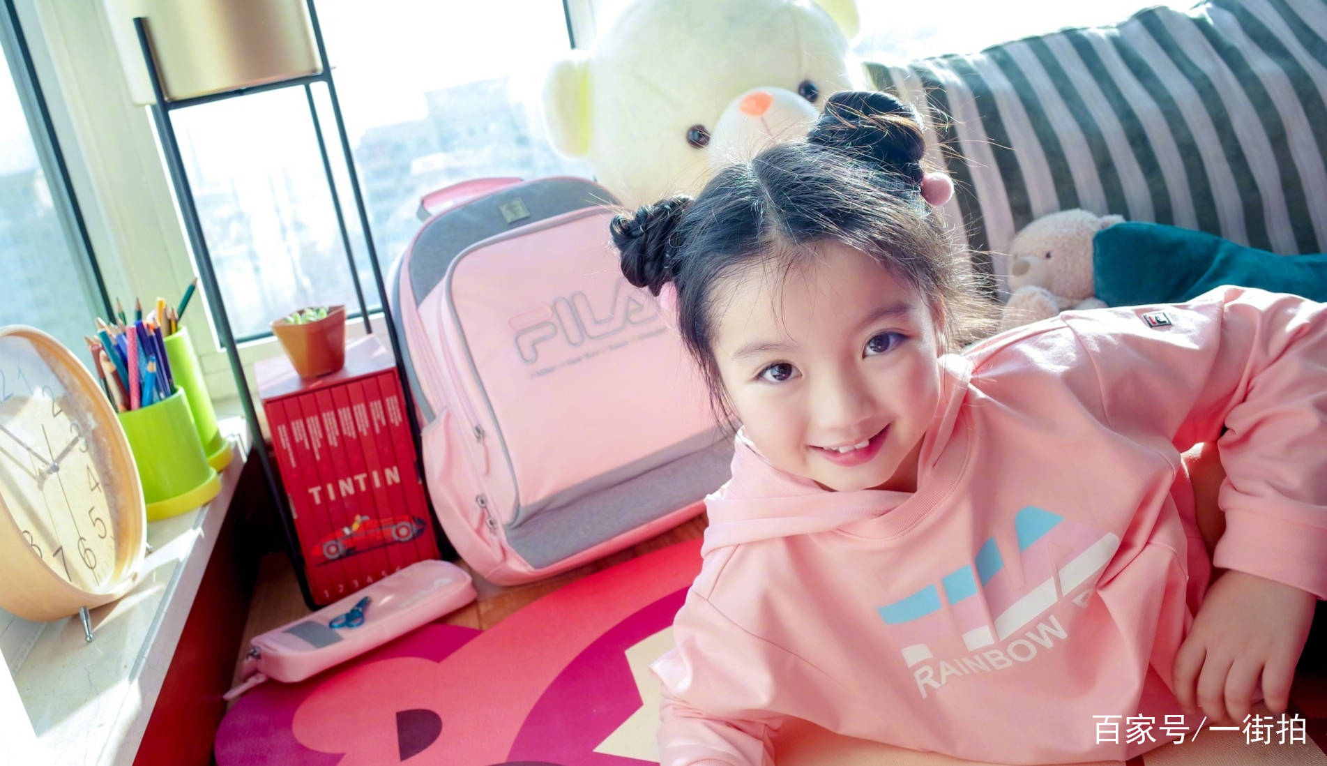 身材|阿拉蕾晒照,一身运动装在家健身,小小年纪身材比例太出众