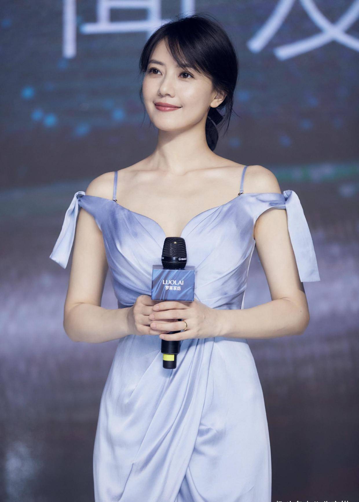 感觉|高圆圆又美了,黄色针织衫配半身裙甜美减龄,同框赵又廷一脸幸福