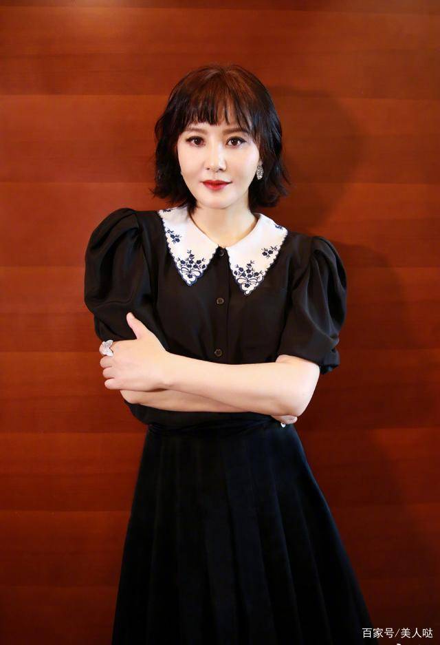 黑色|陶红终于剪掉十年长发,穿娃娃领配齐刘海短发,51岁嫩回31岁!