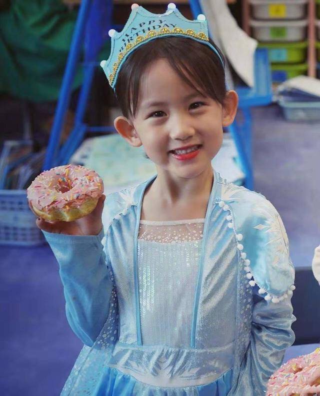 卫衣|黄磊老婆晒俩娃儿，穿卫衣牛仔裤，涂大红唇的多妹跟姐姐像双胞胎