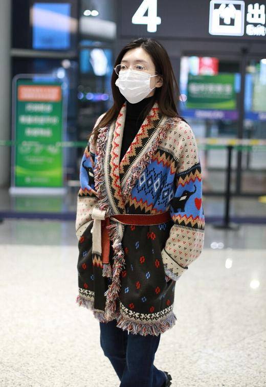 喇叭裤|江疏影又带“火”了印花开衫，搭配喇叭裤洋气时髦，复古范十足