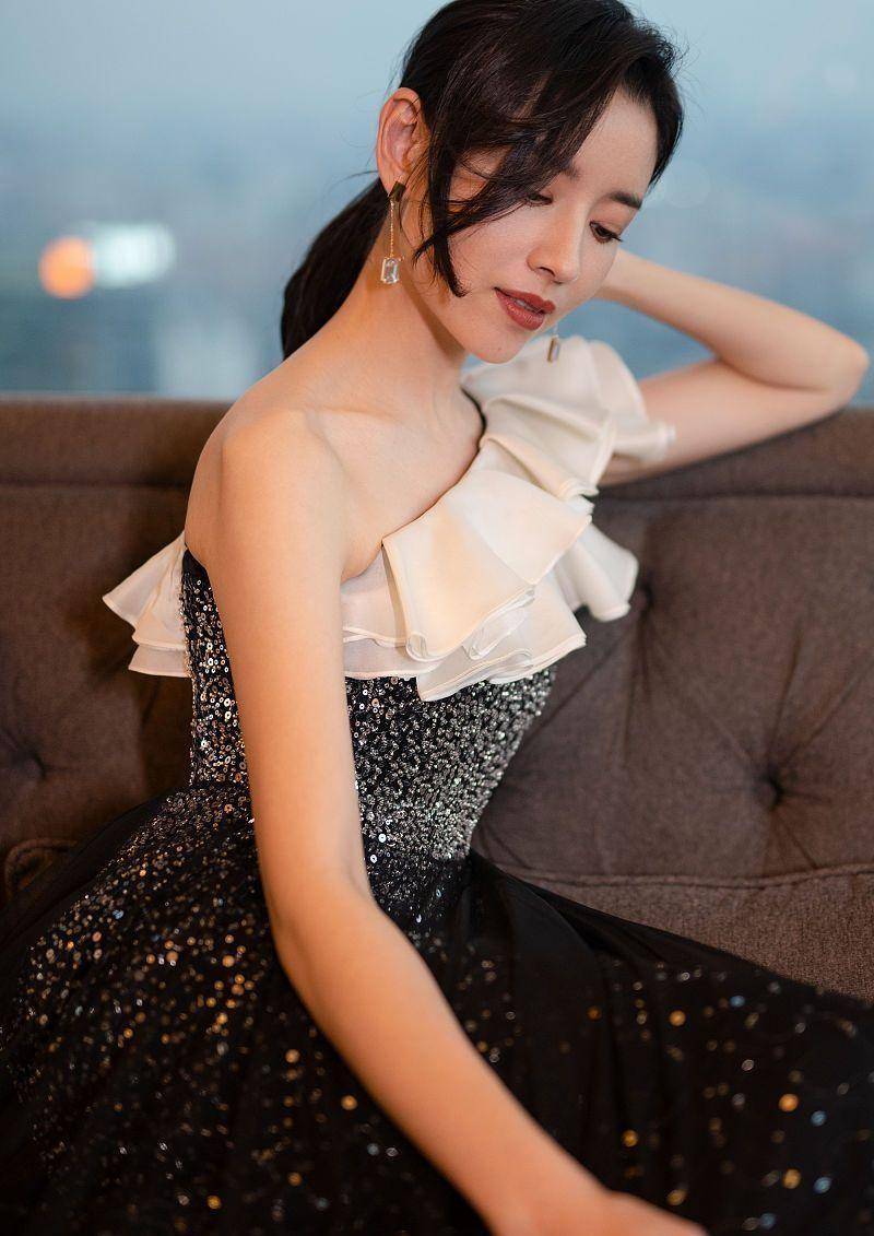 裙子|董洁太会装嫩了，就算穿黑白色的裙子，也能搭配出甜美的少女感