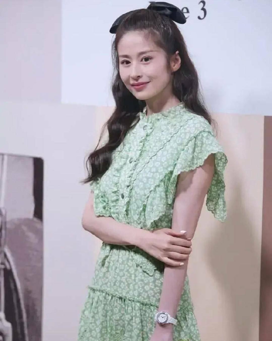 设计|颖儿哪像孩子妈，碎花绿裙和蝴蝶发箍元气又甜美，比少女还少女