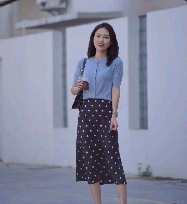 条纹|成熟女人的早秋穿搭如何搭配?可以选择简约款,呈现出优雅大方