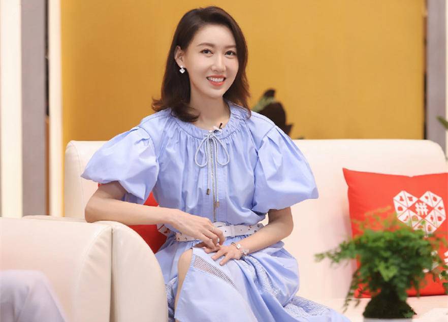 状态|高露奔四年纪状态好,穿蓝色连衣裙清纯可人,纤细身材不像两娃妈