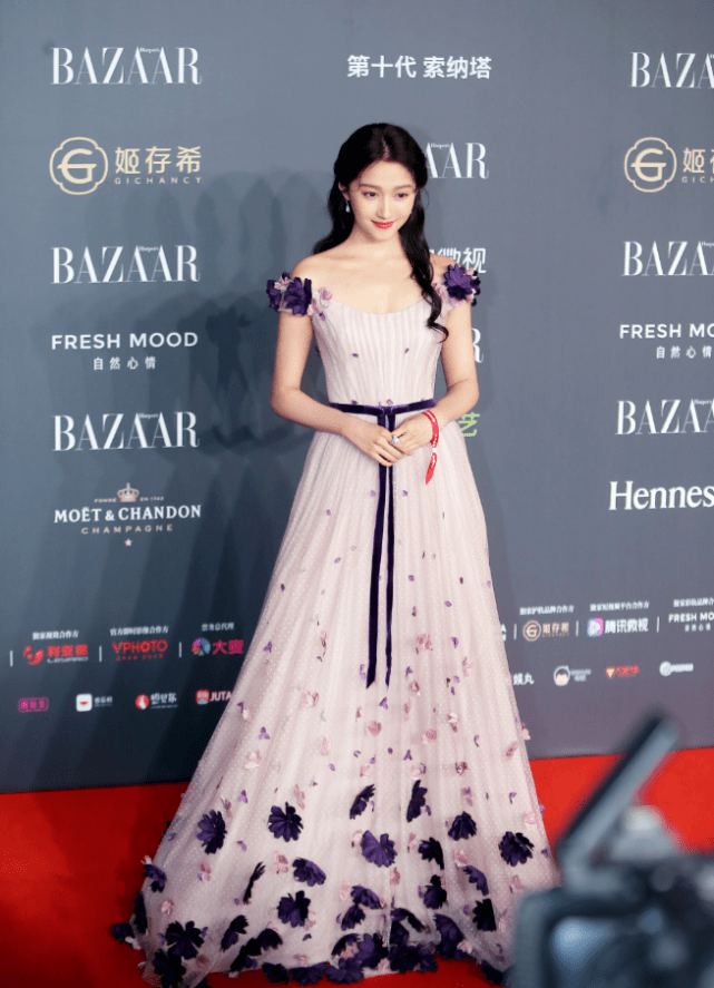 黑色|关晓彤终于放开了，当她穿上“例假裙”，凹凸感小花里少见