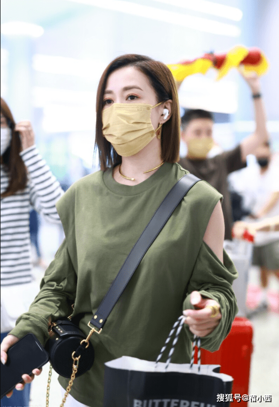 设计|46岁佘诗曼比26岁时更显嫩，穿露肩上衣配短裤，中年女性真该学学
