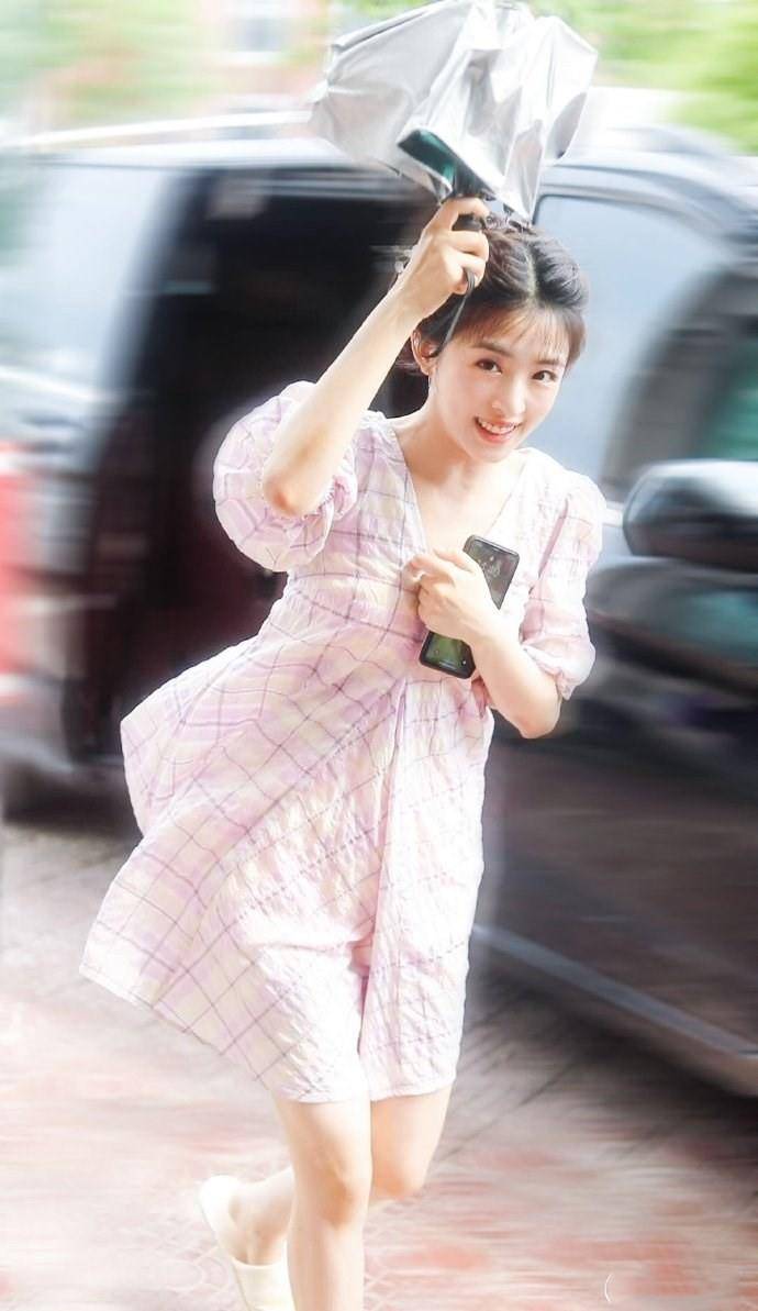 张含韵|被张含韵甜到了，穿法式方领裙像邻家小妹妹，糊咖佟梦实真高攀了