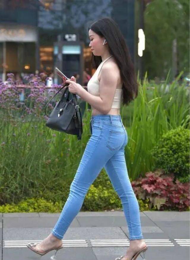 方法|牛仔打底裤搭配时尚深色上衣，甜美大方，适合高个子女神