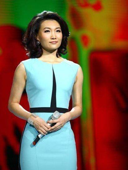 整体|李梓萌也太大方了，穿的衣服浮夸都好高级，不愧是央视主持人