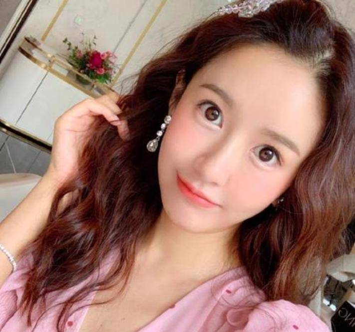 陈赫|陈赫妈妈牵俩孙女逛街，5岁安安打扮似公主，妹妹扎羊角辫太可爱