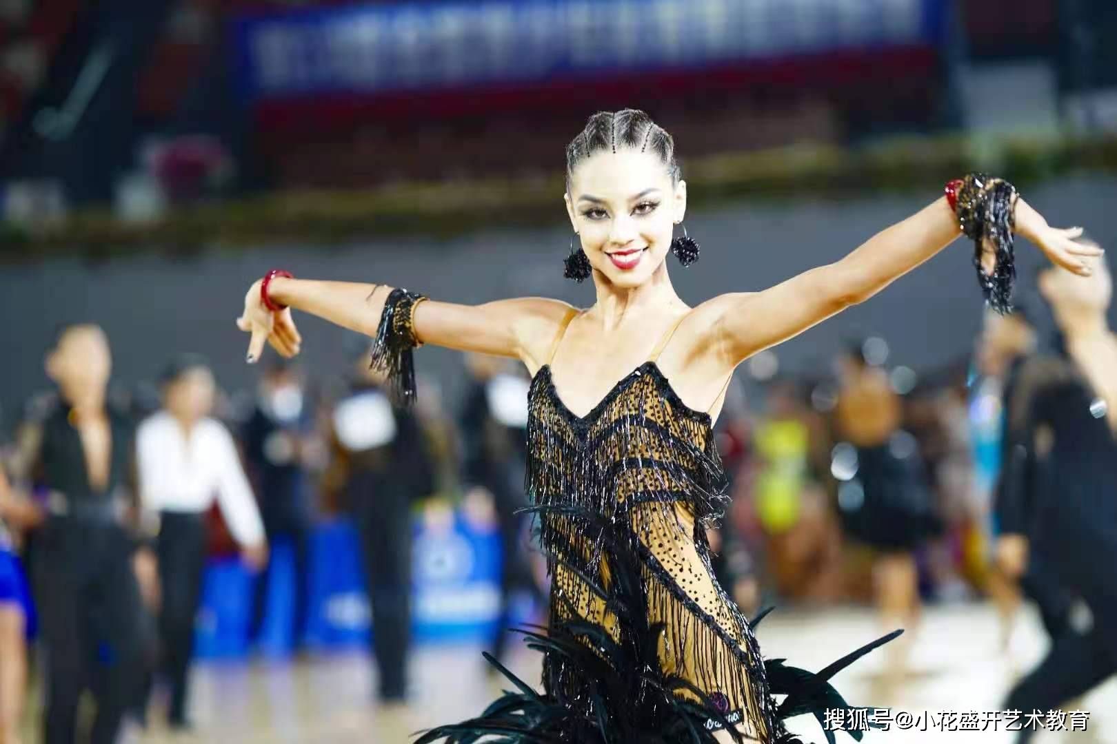 舞台|拉丁舞舞者为什么一定要大浓妆呢？