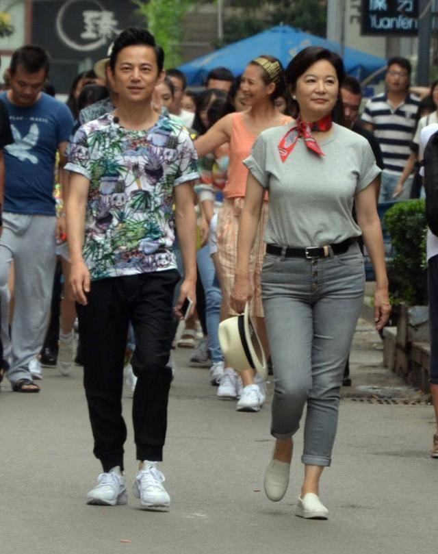 黑色|蔡少芬、朱茵、林青霞同台，穿搭都很优雅，朱茵不愧是不老女神