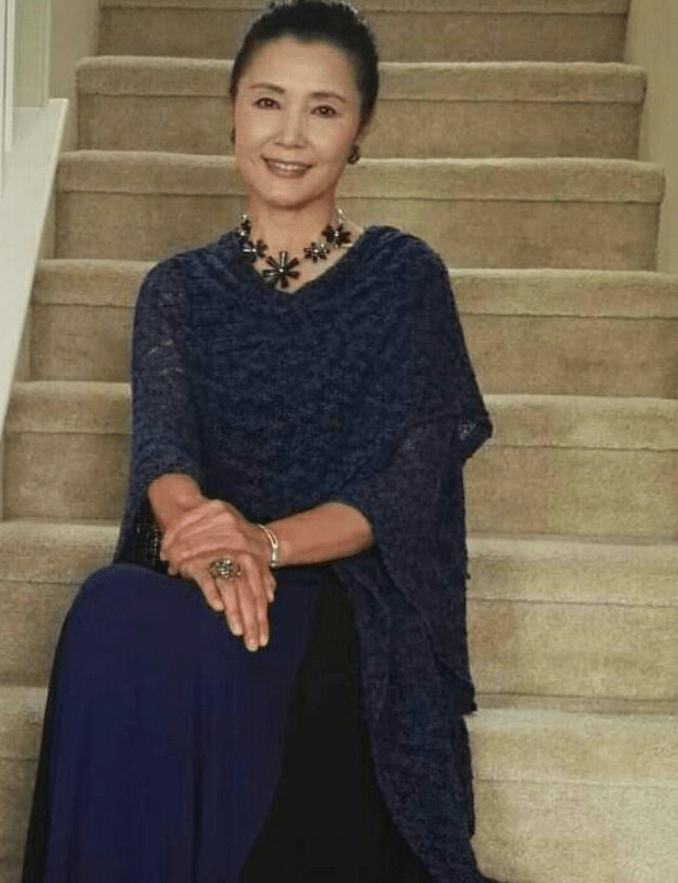 视觉|66岁姜黎黎也爱花裙子,配背心扎丸子头好优雅,不扮嫩如邻家奶奶