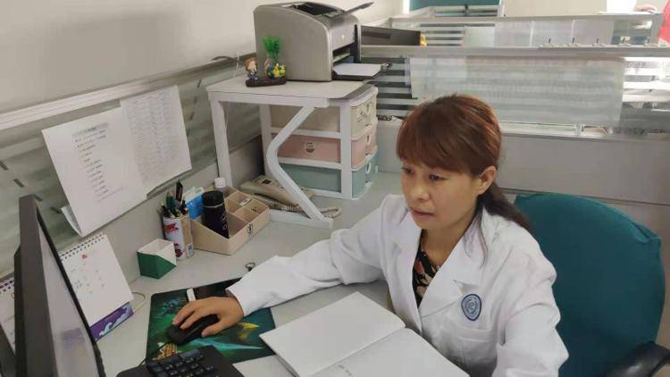 济南市疾病预防控制中心免疫预防所主治医师邹丽萍在电脑前工作没有了