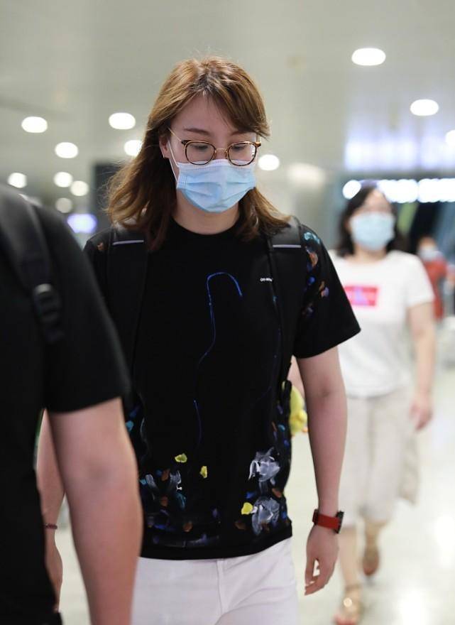 黑色|傅园慧真的是长大了，卷发造型看着太美了，少女感十足