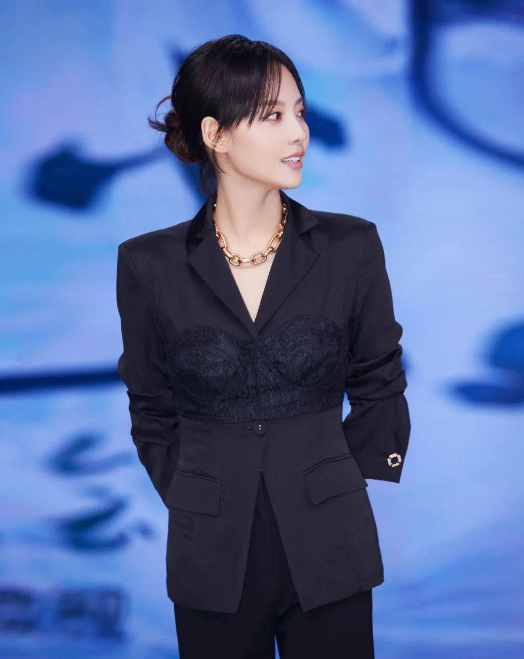 景甜|陶虹景甜的深V造型,真的又美又大胆