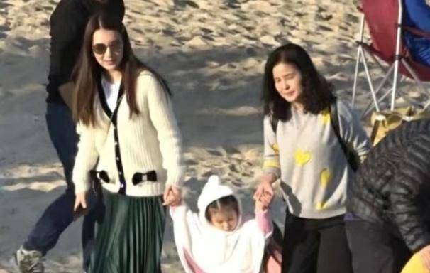 黑色|郭富城带小22岁娇妻玩,丈母娘针织衫一头大波浪,只比女婿小几岁