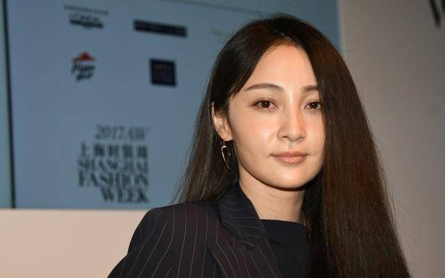 服装|姚笛的“病秧妆”看着没气色,暗黑的搭配更显憔悴,皮肤状态太差