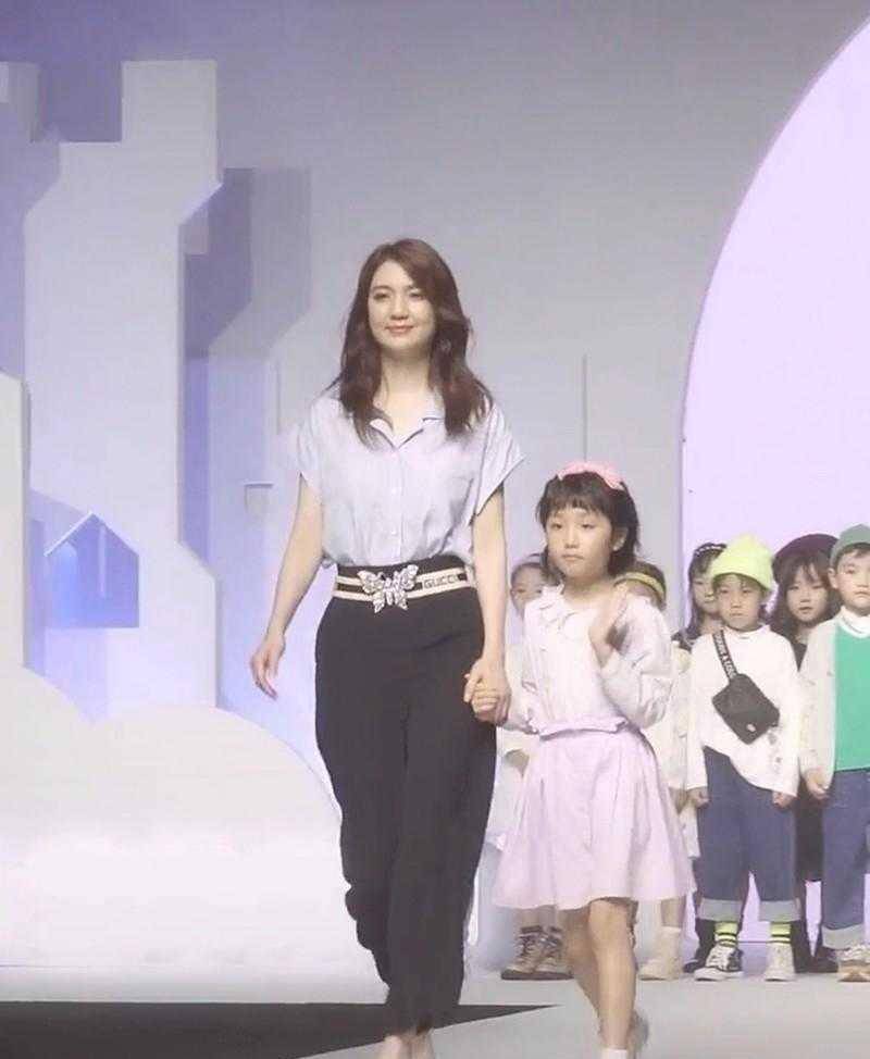 设计|洪欣携女儿现活动，穿衬衫配阔腿裤好减龄，7岁女儿高颜值像妈妈