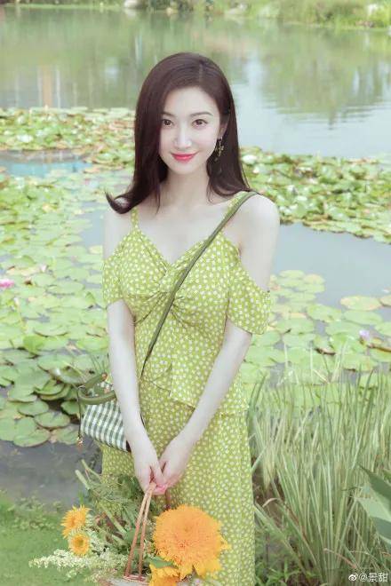 身材|景甜穿绿色波点吊带裙很是甜美!雪肤玉貌太性感靓丽