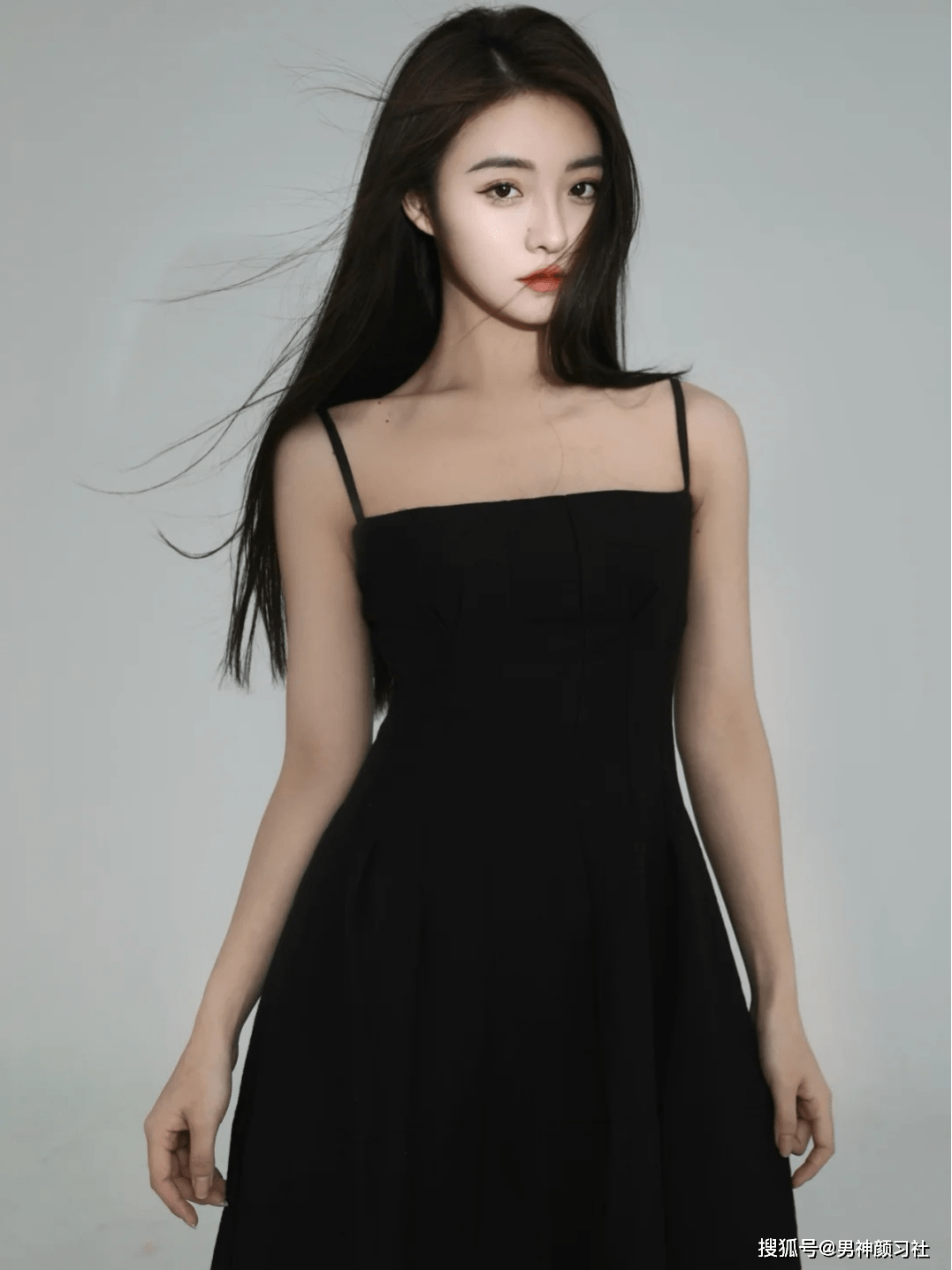 黑色|“社交风”小黑裙,到肩是优雅,到背是女皇!看明白了吗?
