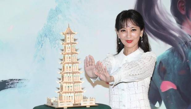 颜色|“白娘子”赵雅芝看着真不像60+，简单穿搭也有高级感，优雅大气