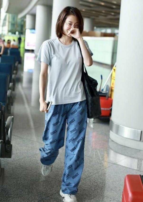 郑凯苗|郑凯苗苗现身频繁，穿衣时髦挺搭调，前任程晓玥不哭不闹活成女王