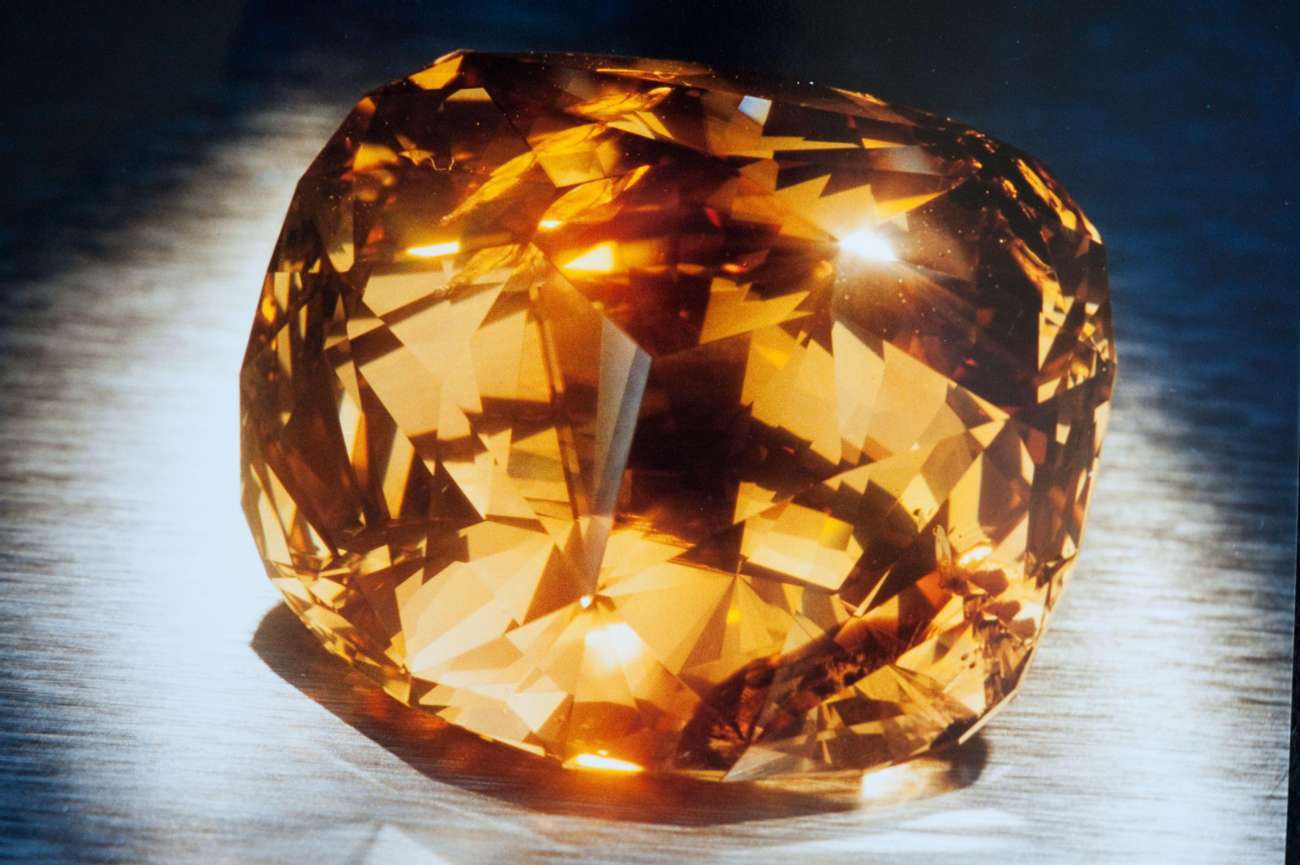 泰国国王目前拥有金禧钻石,而这是世界上最大的切割钻石.它重109.