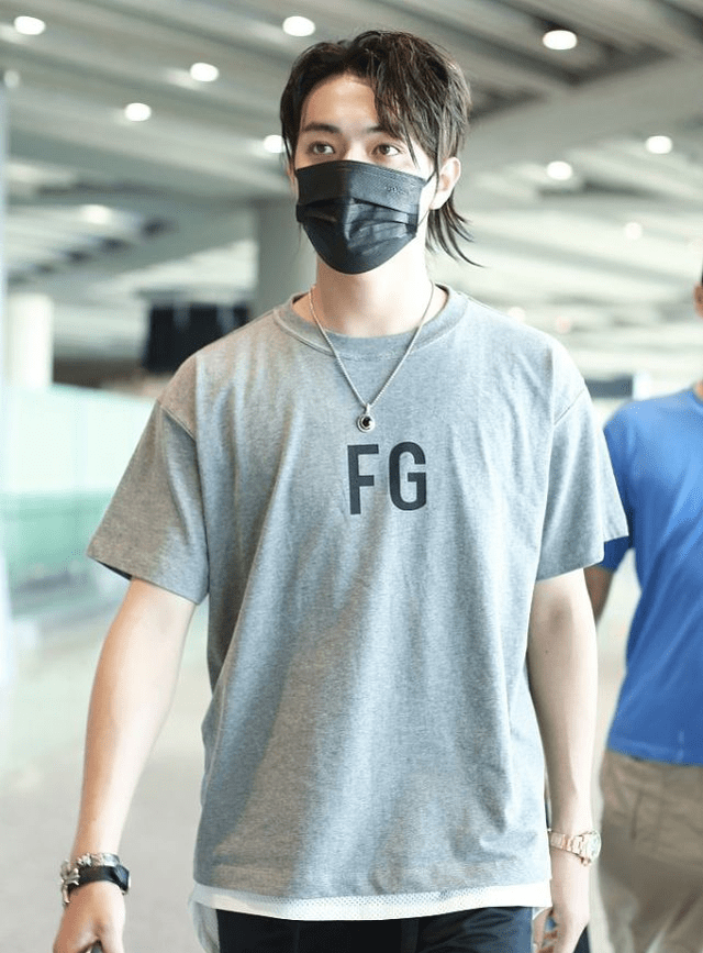 身材|许凯的常服也太穿简单了吧，发型也很随意，却搭配出日系美男范